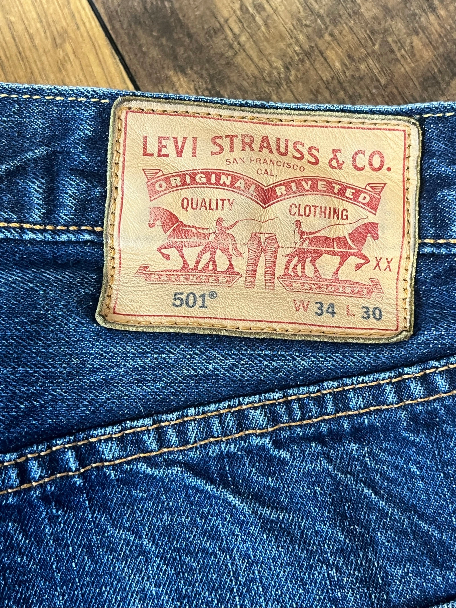 501 blauwe medium rechte snit lichtgevende natuurlijke spijkerbroek - Levi's Strauss & Co - maat 34/30 - goede staat – photo 11
